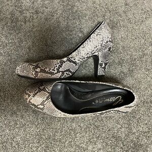 Crown Vintage 7.5M snake skin heels pumps